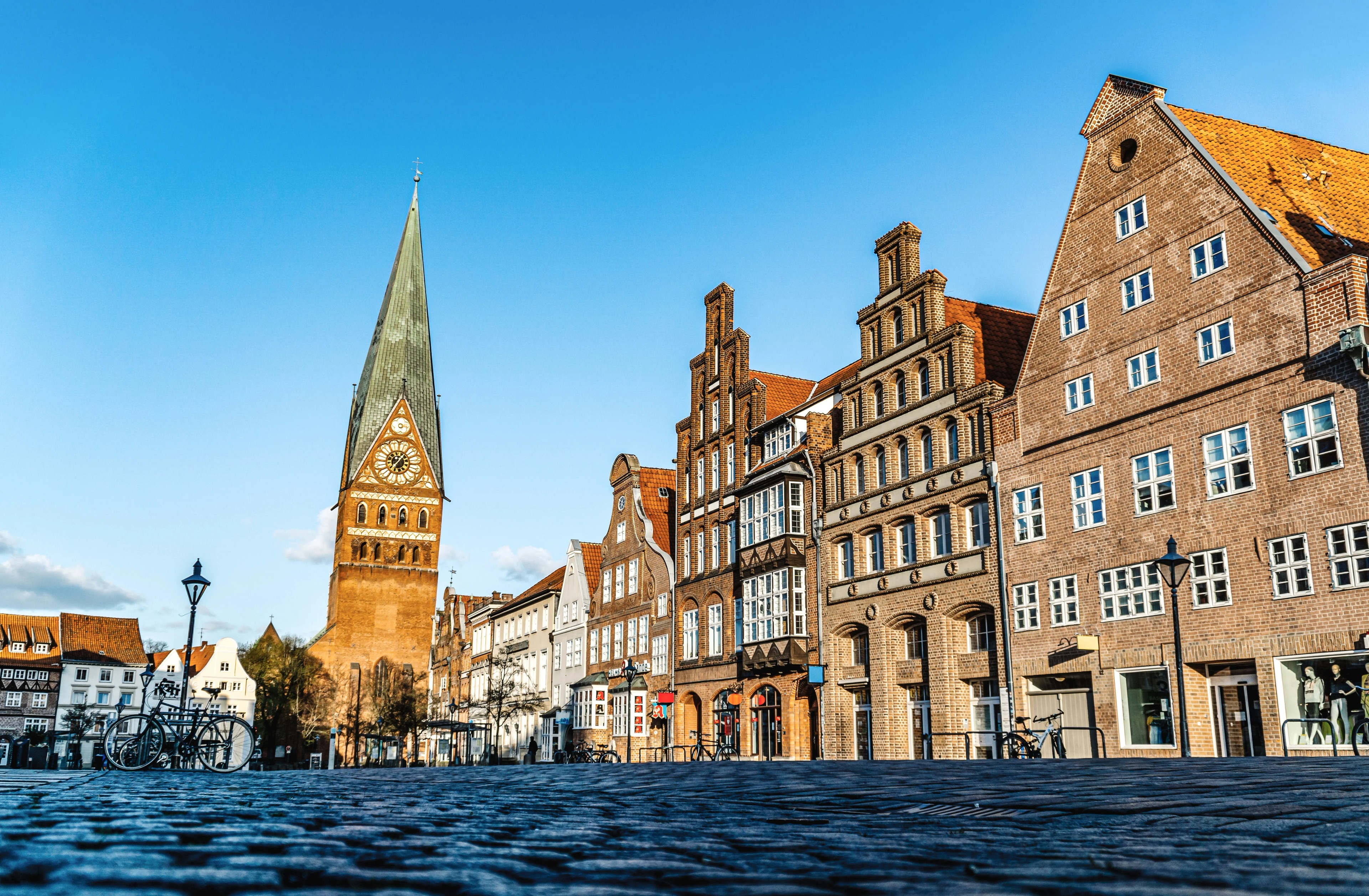 Lüneburger Altstadt am Platz Am Sande mit St. Johanniskirche