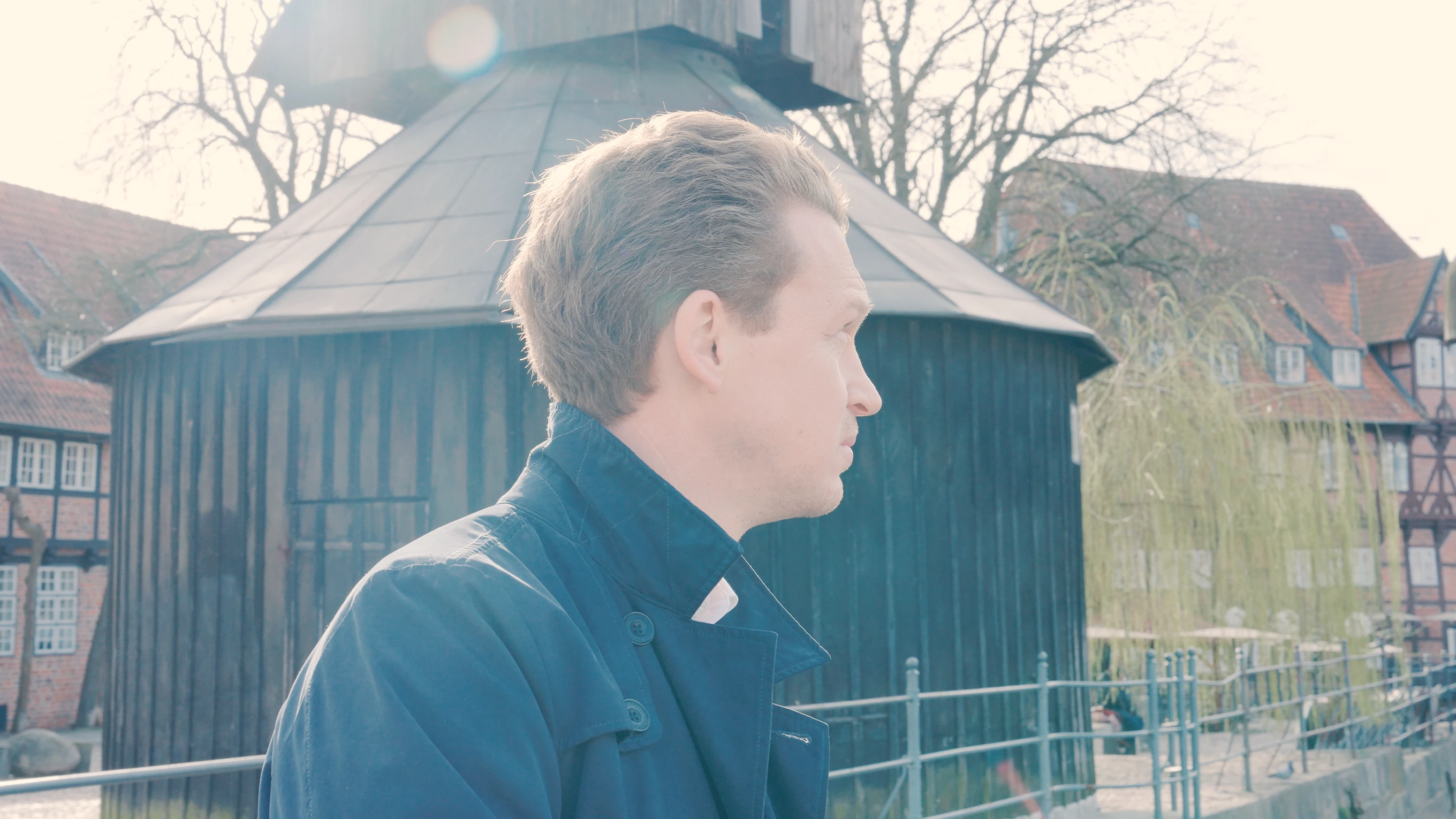 Patrick Pietruck im Seitenprofil vor dem Alten Kran in Lüneburg